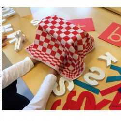 Oefen je handen tijdens het verkleind lettersysteem een letter voel kist